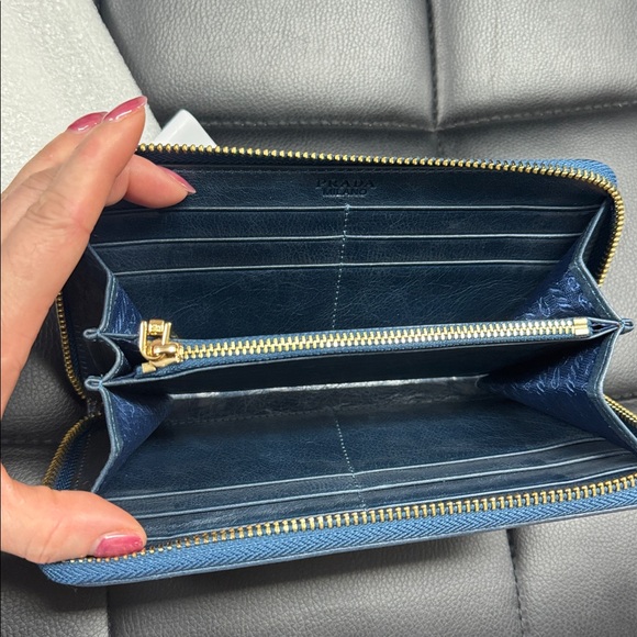 Good quality pink leather Prada wallet! - Picture 10 of 11